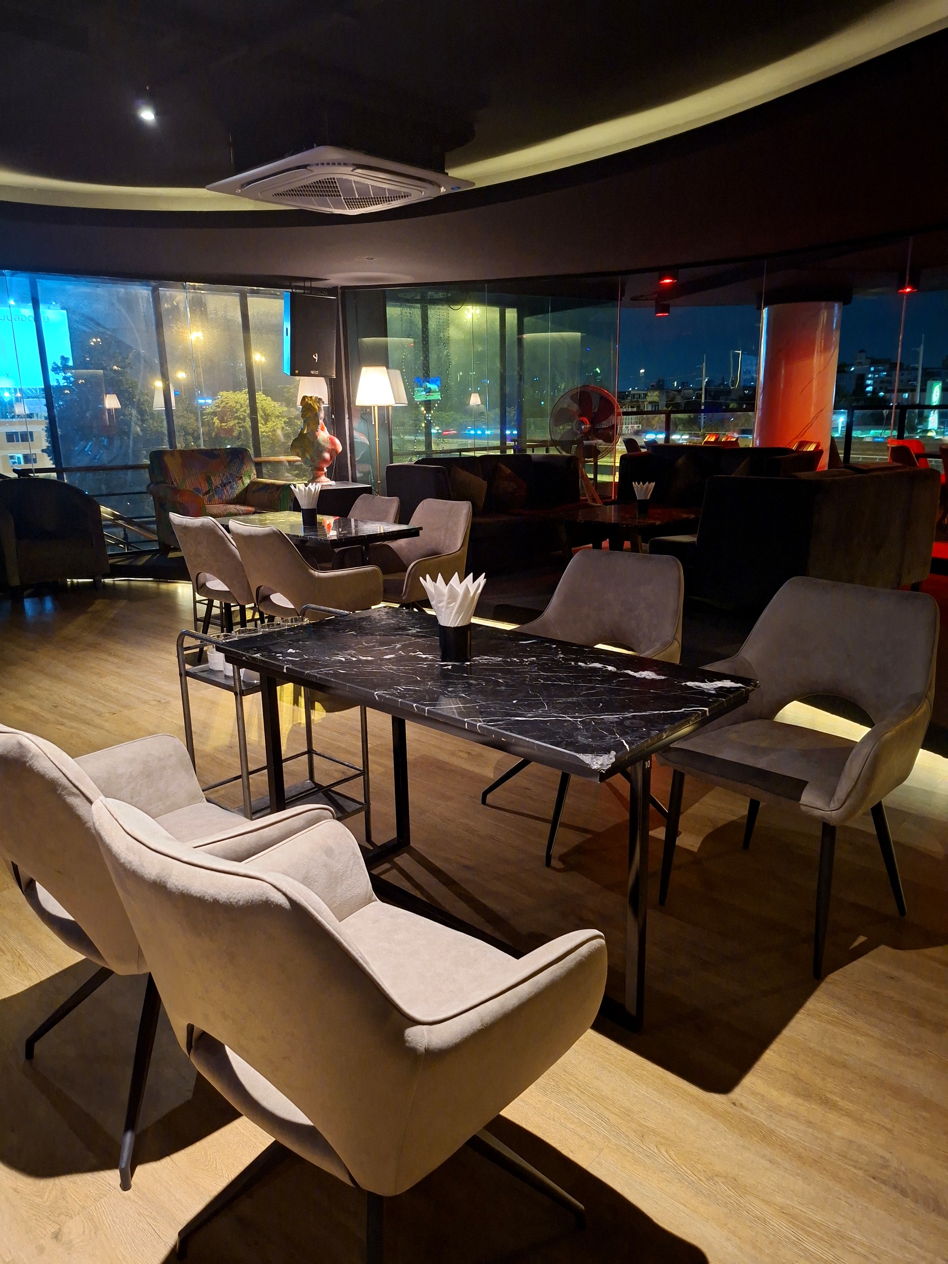 โต๊ะอาหารหินอ่อน Dink Bar